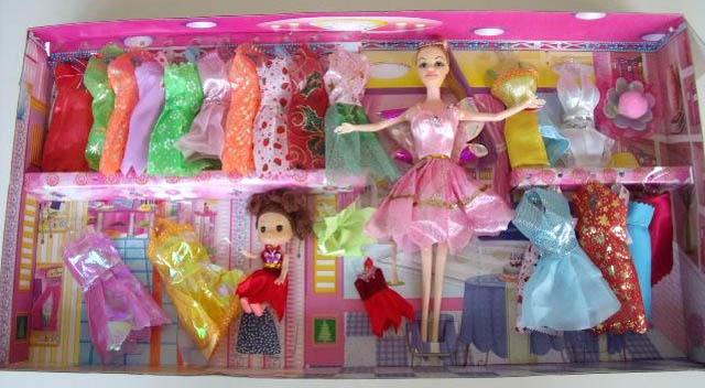 Set of dolls with accessories