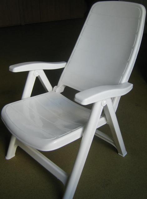 Foldable plastic chair