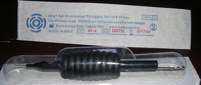 Single-use tattoo needle with grip