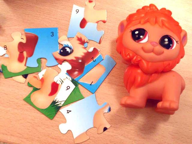 Plastic animal with puzzle