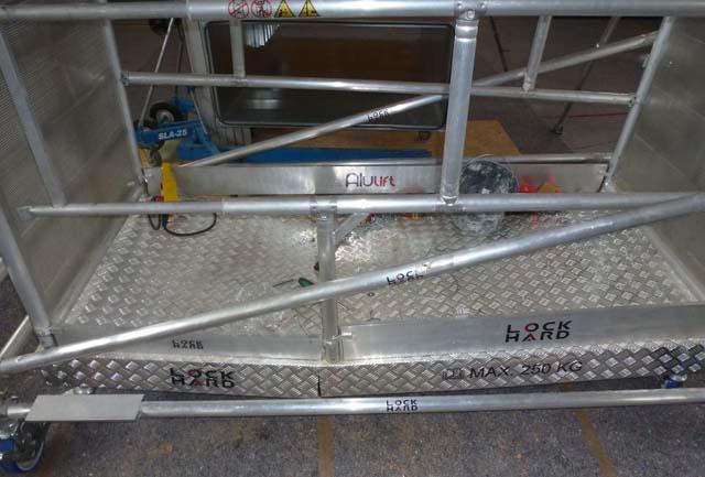 Mobile scaffold with mobile work platform