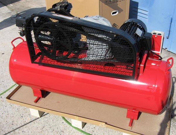 Compressor with pressure vessel
