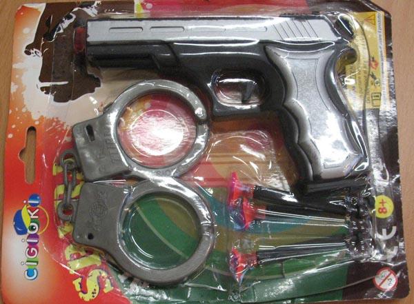 Toy gun with darts