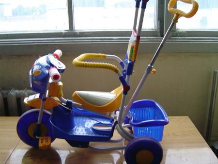 Tricycle in a form of motorcycle