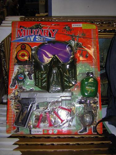 Toy pistol and projectiles with suction cups in a toy set with the name 'Military Play Set'