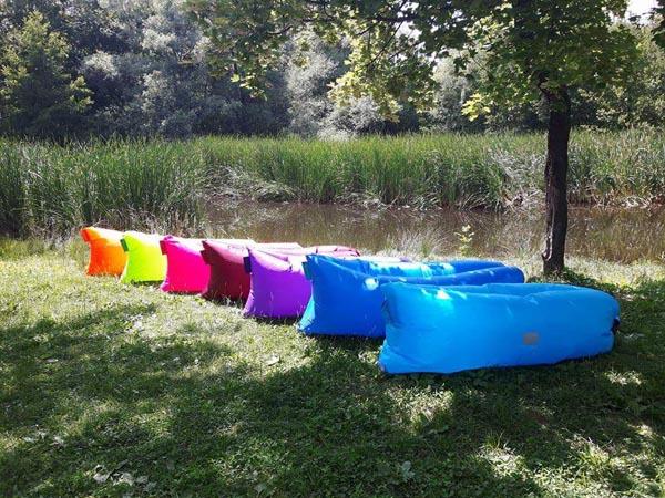 Self-inflating lounge chairs