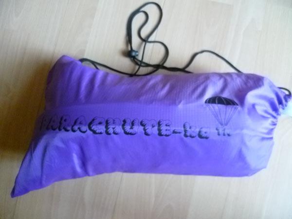 Self-inflating lounge chairs