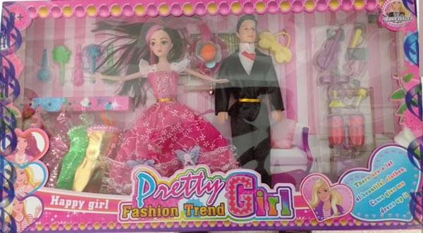 Plastic doll set with accessories