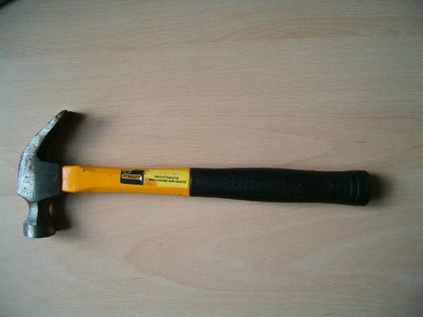 Hammer with slit for extraction of nails