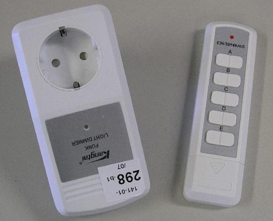 Remote-controlled light dimmer, remote-controlled socket