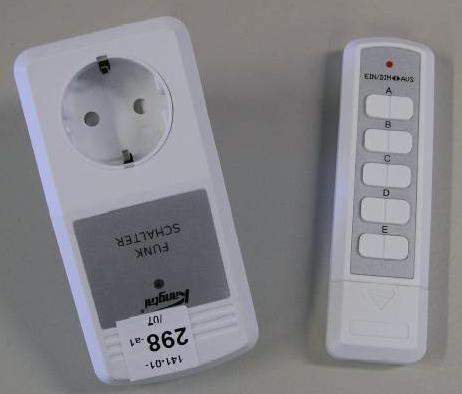 Remote-controlled socket (set consisting of remote-controlled socket and remote-control device)