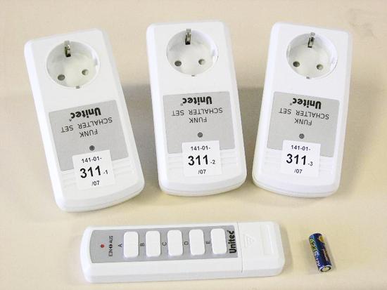 Remote-controlled socket