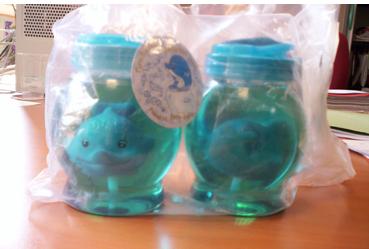Bath gel with a dolphin toy