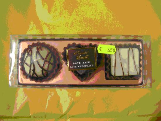Candles - Bun-shaped candles with chocolate and berry fragrances, namely chocolate and bilberry; chocolate and blackberry; chocolate and strawberry