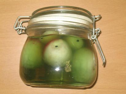 Gel candles with apples.