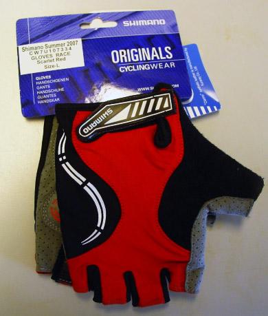 Cycling gloves carrying the PRO, SHIMANO or SAINT mark