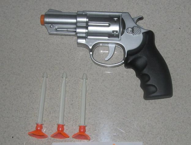 Toy gun with darts