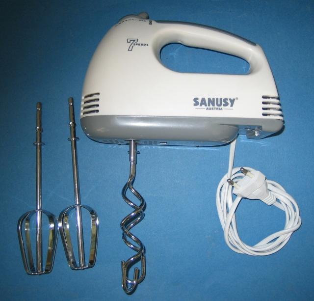 Hand mixer with bowl