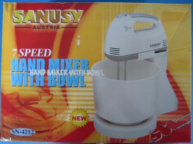 Hand mixer with bowl