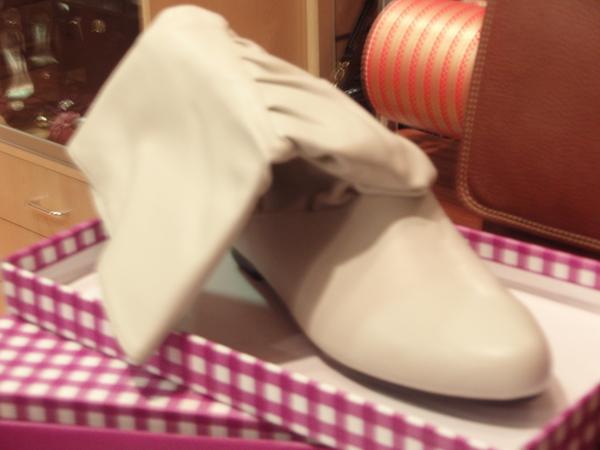 Ladies' shoes - Medium-high (calf-length) boot