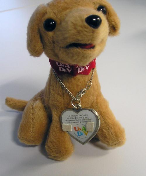 Soft toy puppy with a collar marked "Offrez moi un merveilleux Noël" ("Give me a wonderful Christmas")
