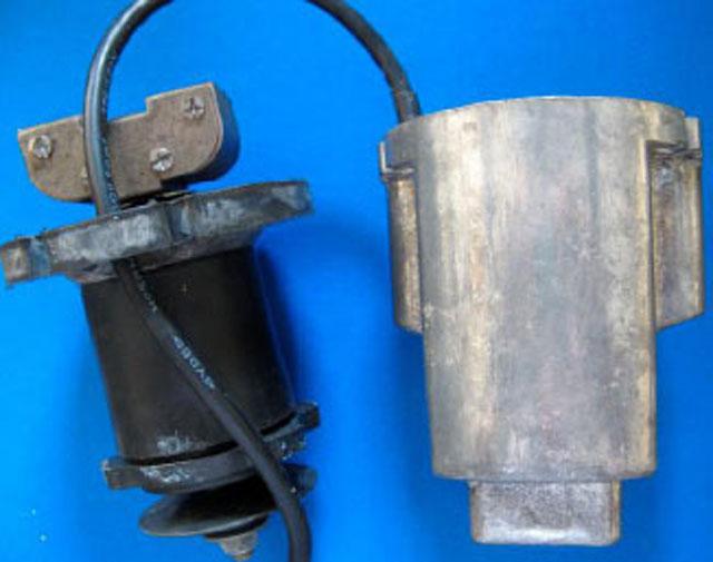 Submersible electromagnetic vibrating pump