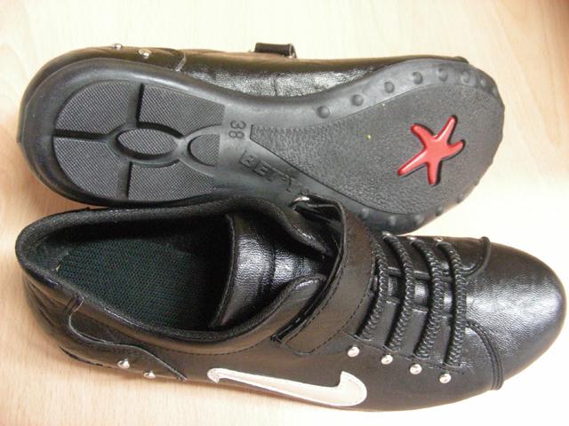 Ladies` sports shoes