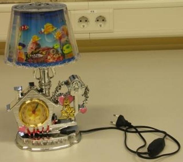 Table lamp with rotating shade