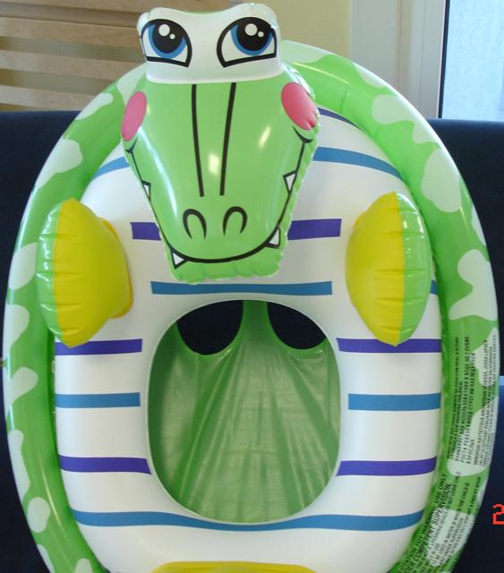 Inflatable swim seat