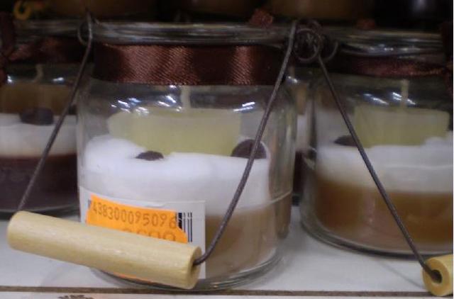Chocolate-scented candle