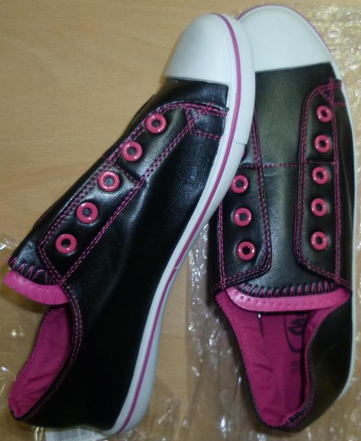 Sports shoes