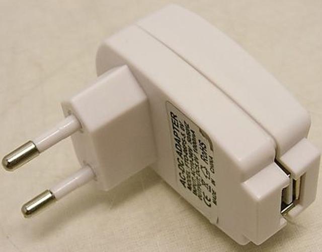 Charger "iPod Accessories Kit" (NOT AN ORIGINAL AC