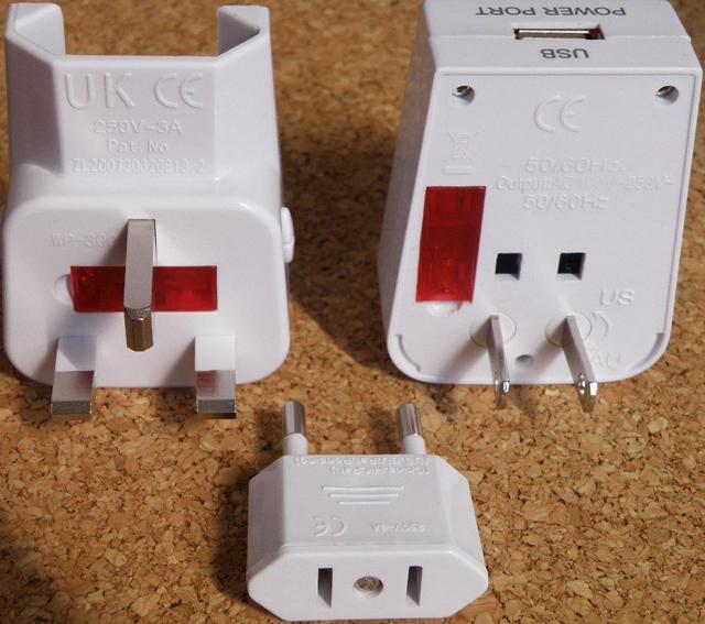 Travel adapter with USB output."Világraszóló U
