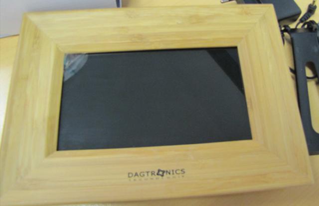 Digital photo frame