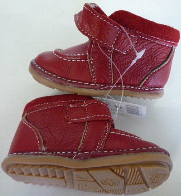 Children's sports shoes