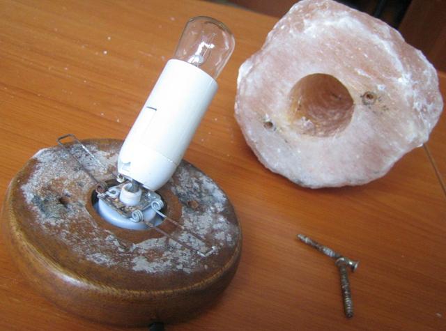 Salt crystal lamp