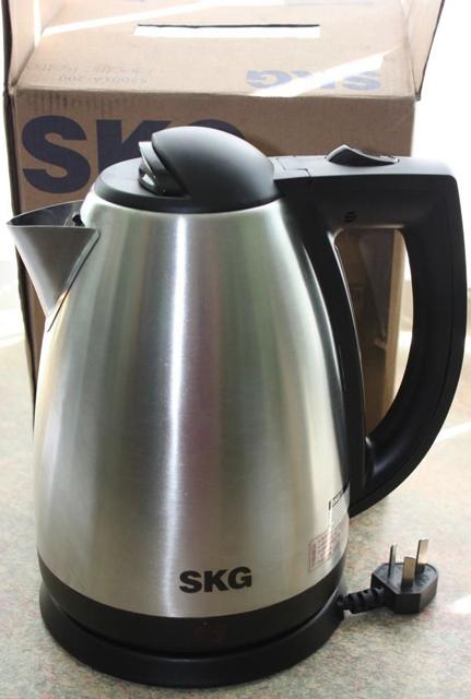 Electric kettle with travel adaptor