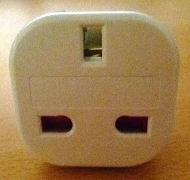 Socket outlet with protective device