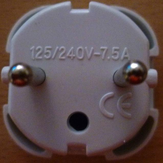 Socket outlet with protective device