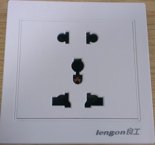 3 pin / 2 pin Universal Socket