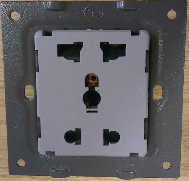3 pin / 2 pin Universal Socket
