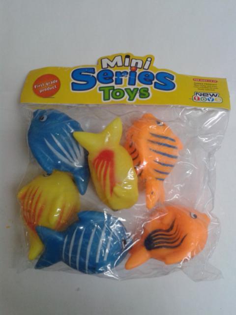 Plastic bath toy
