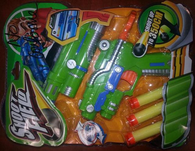 Toy gun with darts