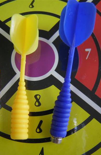 Dartboard with magnetic darts