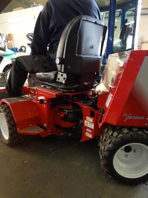 Compact tractor